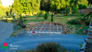 Création d'une terrasse en bois dans la roseraie